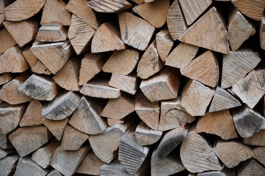 Bark-free reclaimed wood waste for pelletizing